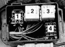 Pomocný panel relé umístěný v levém předním rohu motorového prostoru.