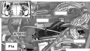 Pojistka v motorovém prostoru BMW pro senzor AUC