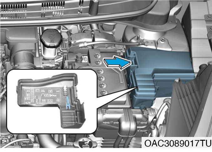 Detailní pohled na pojistkovou skříňku Hyundai i10 III v motorovém prostoru.