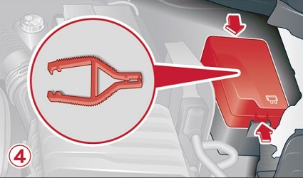 Pojistková skříňka v motorovém prostoru pro deaktivaci kontrolky airbagu spolujezdce.