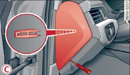 Detail pojistkové skříně v kabině řidiče (RHD).