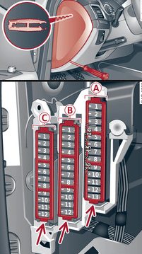 Detail pojistkové skříňky v kabině Audi A7 vlevo.