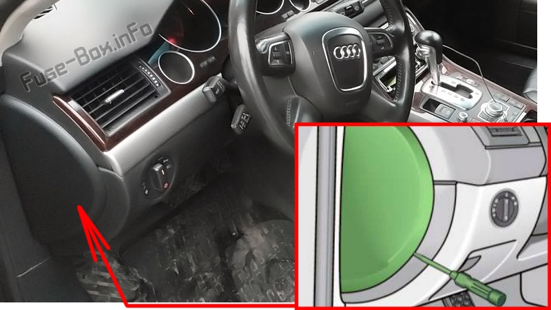 Umístění levého bloku pojistek v kabině Audi A8/S8.