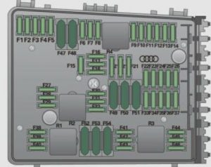 Pohled na motorový prostor Audi S3 (2011).