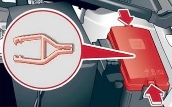 Detailní pohled na pojistkovou skříňku v motorovém prostoru.