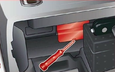 Umístění pojistkové skříňky Audi E-Tron (2019-2020) v zavazadlovém prostoru.