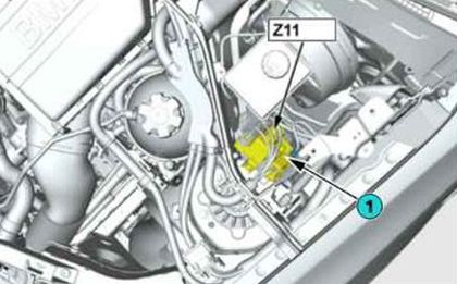 Modul distribuce napájení umístěný v motorovém prostoru BMW X3 F25.