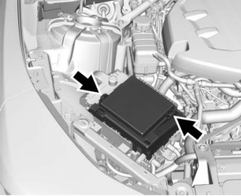 Poloha pojistkové skříňky v motorovém prostoru pro modely 2016-2020.