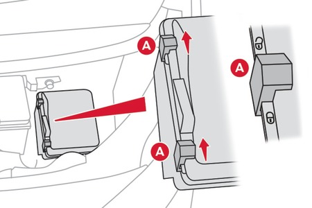 Schéma pojistkové skříňky Citroen Berlingo III v motorovém prostoru.