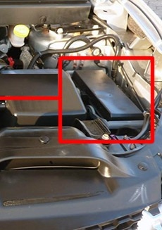 Umístění pojistkové skříňky PDC v motorovém prostoru.