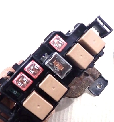 Ilustrační fotografie pojistkové skříňky pro dieselové modely.