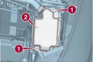 Detailní pohled na umístění pojistkové skříňky v motorovém prostoru.