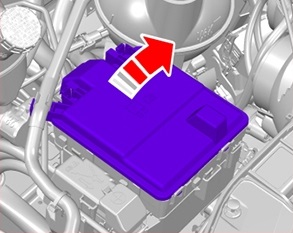 Umístění pojistkové skříňky v motorovém prostoru pro 2.0L Ecoblue a PHEV.