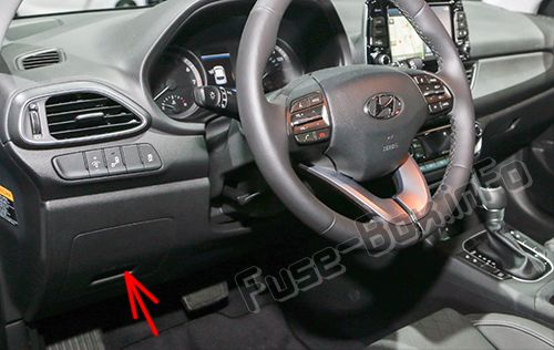 Umístění pojistkové skříňky na přístrojové desce Hyundai Elantra GT.