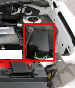 Pojistková skříňka Jeep Compass MK49 (2011–2017) v motorovém prostoru.
