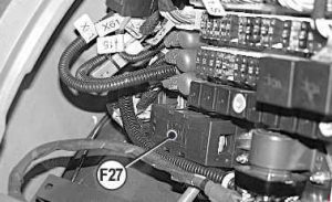 Pojistková skříňka s vyznačeným obvodem pro alarm couvání.