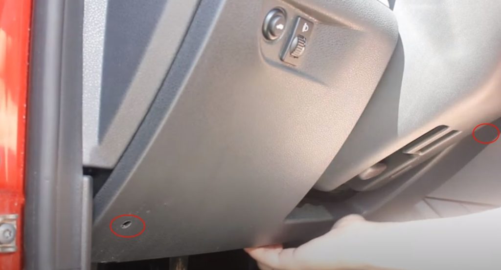 Detail pojistkové skříňky v kabině za ochranným krytem.
