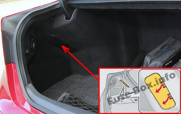Poloha pojistkové skříňky v levé části zavazadlového prostoru Lexus GS450h.