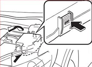 Pohled na pojistkovou skříňku v motorovém prostoru pro kontrolu světlometů.