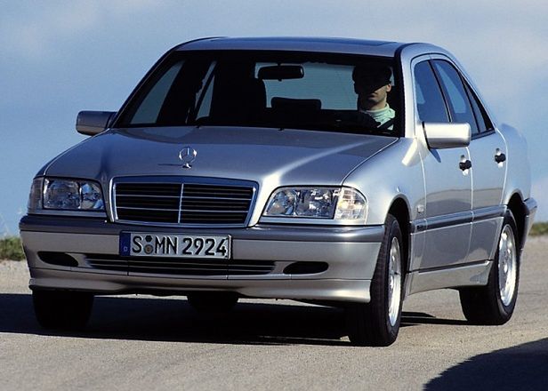 Mercedes--Benz třídy C w202 motor C280 (1999) – pojistková skříňka