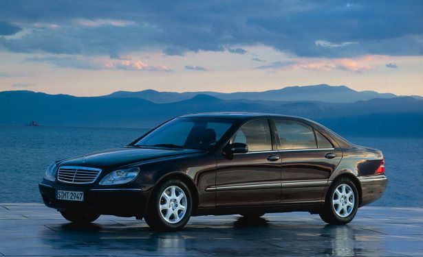Mercedes-Benz Třída S w220 (1998-2005) – pojistková skříňka