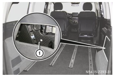 Pohled na pojistkovou skříňku v zadní části motorového prostoru Vito III.