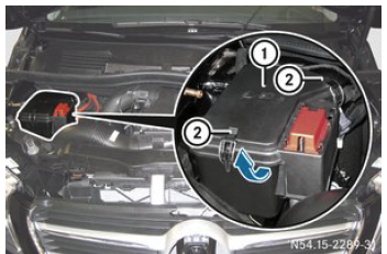 Umístění pojistkové skříně v motorovém prostoru Mercedes-Benz Vito III W447.