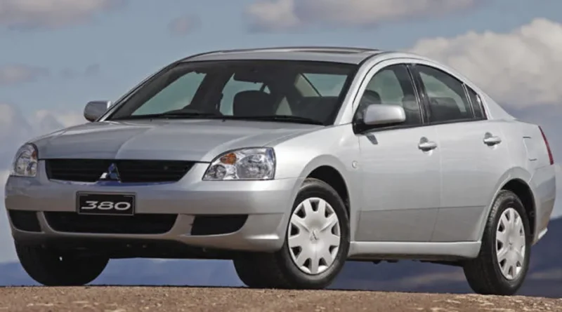 Mitsubishi 380 (2005-2008) – pojistková skříňka