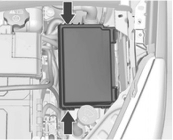 Detailní pohled na umístění schématu pojistek v levé části motorového prostoru.