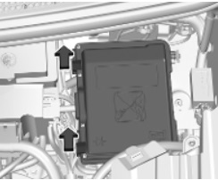 Detailní pohled na pojistkovou skříňku v levé části motorového prostoru.