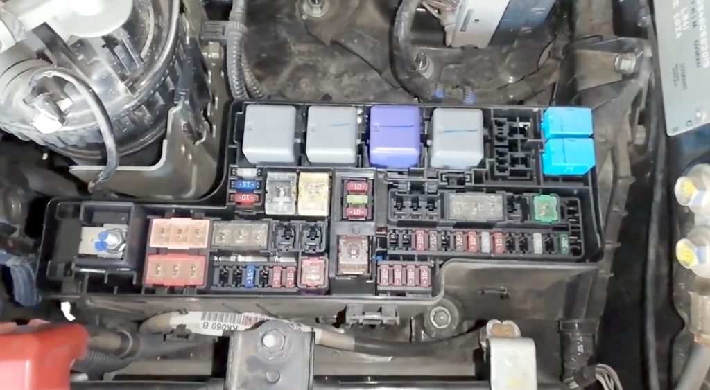 Příklad fotografie pojistkové skříňky a relé v automobilu.