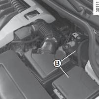 Detail motorového prostoru s dvěma hlavními pojistkovými skříňkami.