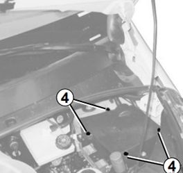 Uvolňování šroubů pojistkové skříňky v motorovém prostoru.