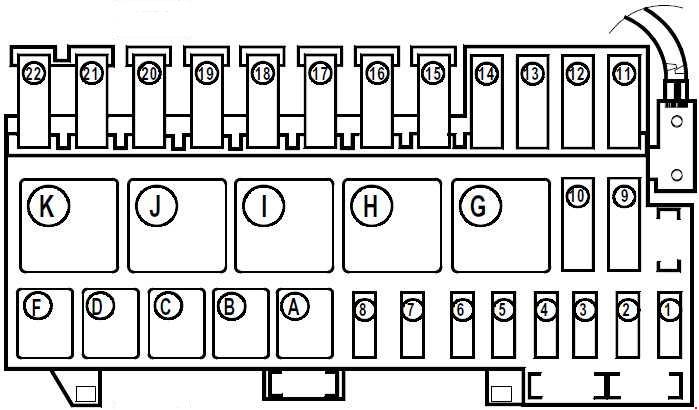 Detail motorového prostoru s umístěním jednotky vedle baterie.