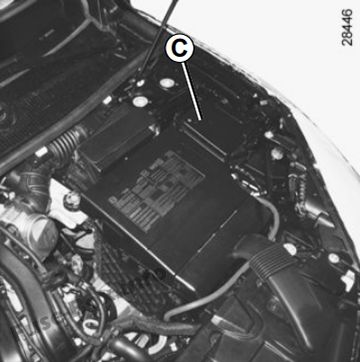 Detail pojistkové skříňky v motorovém prostoru pro modely 2008-2015.