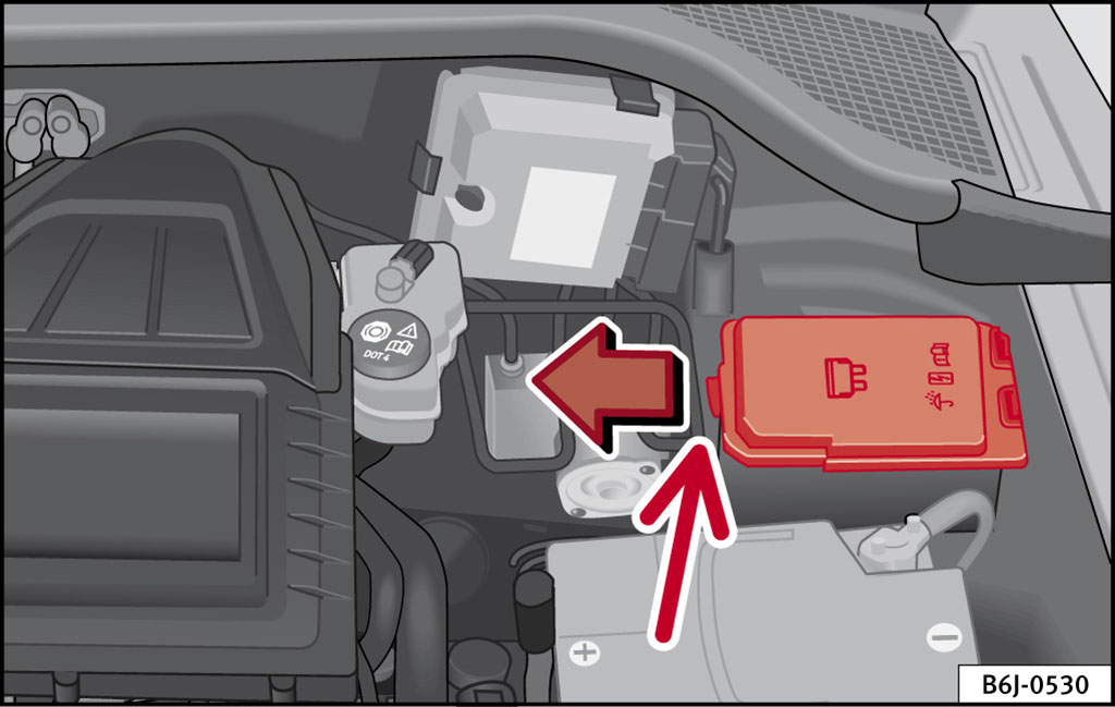 Detailní pohled na pojistkovou skříňku v motorovém prostoru.