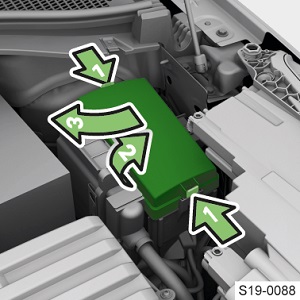 Umístění pojistek v motorovém prostoru pro vozidla z roku 2020.