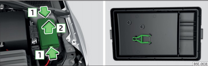 Umístění pojistkové skříňky v motorovém prostoru Škoda Octavia (2017-2019).