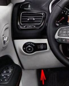 Interní pojistková skříňka Jeep Compass MP/552 pod přístrojovou deskou.