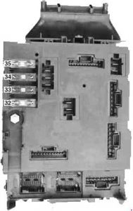 Zadní pohled na pojistkovou skříňku pro elektrickou posuvnou střechu (od 2005).