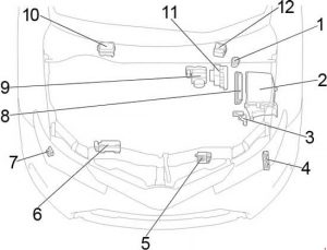 Pojistková skříňka v motorovém prostoru Toyota Corolla (2013-2018).