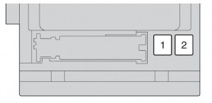 Přední pohled na pojistkovou skříňku související se systémem elektronické kontroly škrticí klapky.