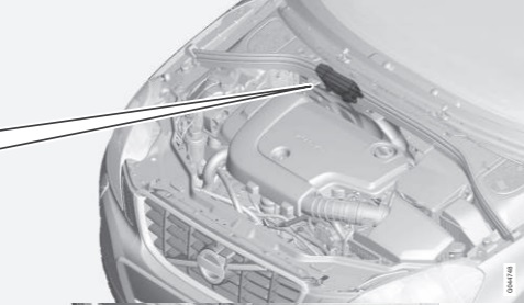Pojistková skříňka v motorovém prostoru Volvo S60 (Start/Stop) za čalouněním.