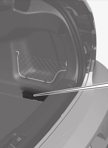 Pojistková skříňka v zavazadlovém prostoru Volvo S60 pro zapalovač cigaret.