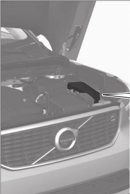 Detailní pohled na pojistkovou skříňku v motorovém prostoru Volvo XC40.