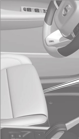 Pojistková skříňka umístěná pod levým předním sedadlem ve Volvo XC40.