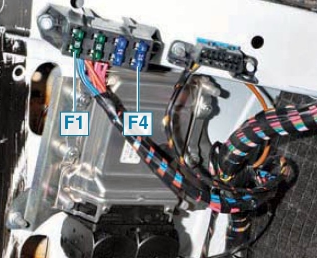 Detailní diagram pojistkové skříně pro řízení motoru.