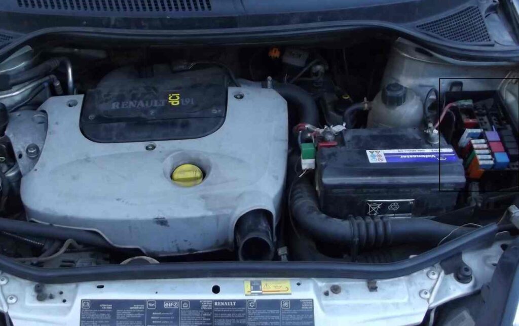 Jednotka umístěná v motorovém prostoru vedle baterie.