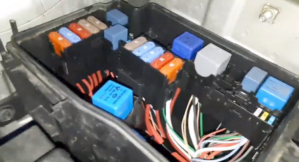 Příklad uspořádání pojistek v motorovém prostoru vozidla.